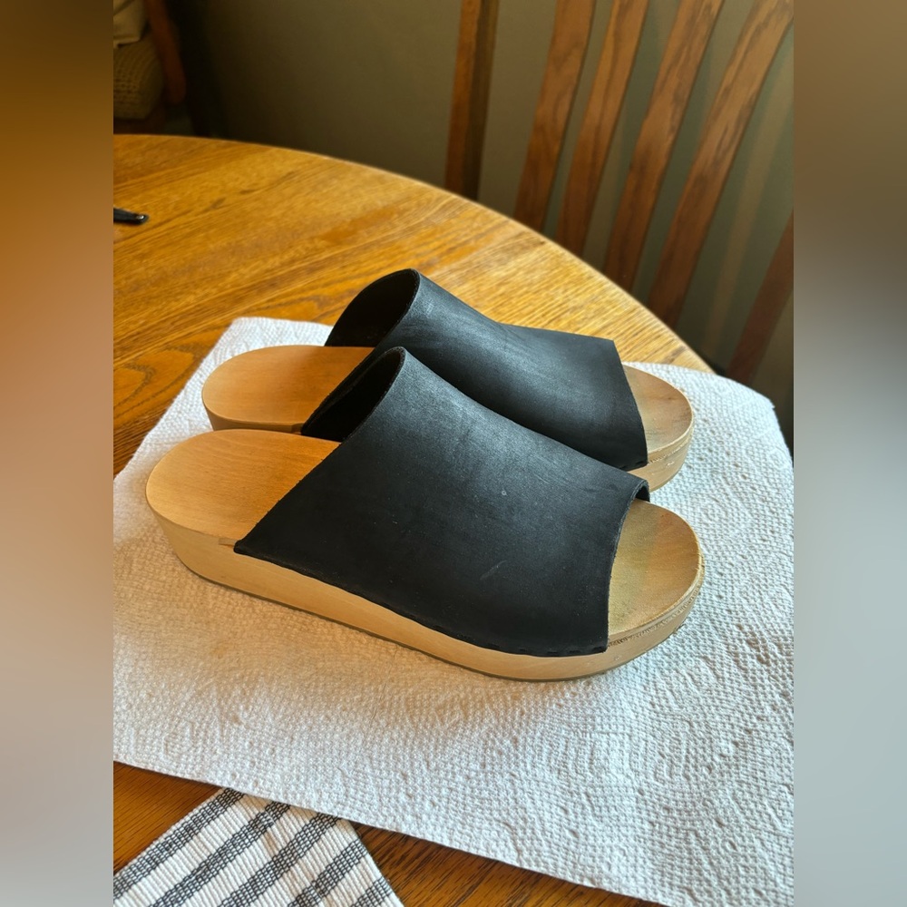 Bryr Norma slides in black